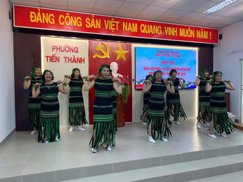 Văn nghệ chào mừng Hội thi Báo cáo viên, Tuyên truyền viên giỏi tại phường Tiến Thành. Văn nghệ chào mừng Hội thi Báo cáo viên, Tuyên truyền viên giỏi tại phường Tiến Thành.