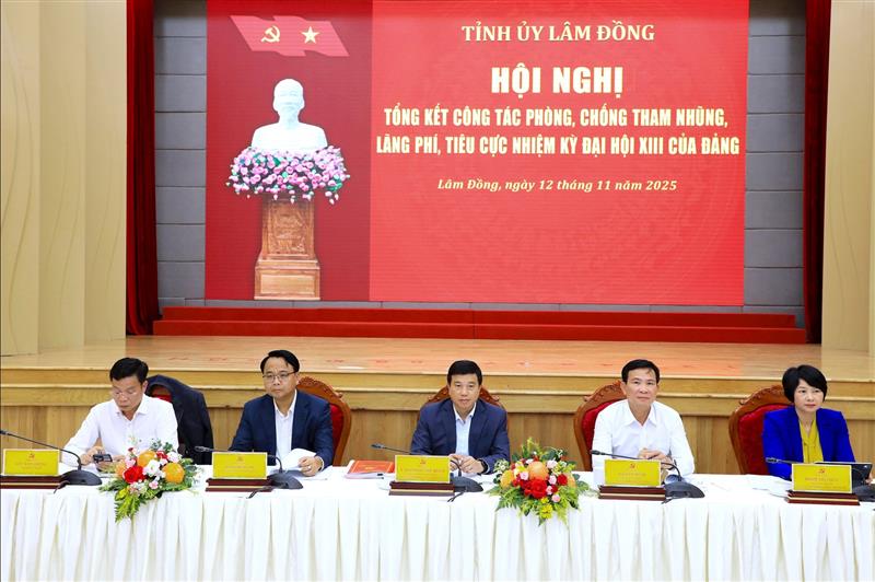 Các đồng chí chủ trì Hội nghị tổng kết công tác phòng, chống tham nhũng, lãng phí, tiêu cực nhiệm kỳ Đại hội XIII của Đảng. Ảnh Báo Lâm Đồng điện tử. Các đồng chí chủ trì Hội nghị tổng kết công tác phòng, chống tham nhũng, lãng phí, tiêu cực nhiệm kỳ Đại hội XIII của Đảng. Ảnh Báo Lâm Đồng điện tử.
