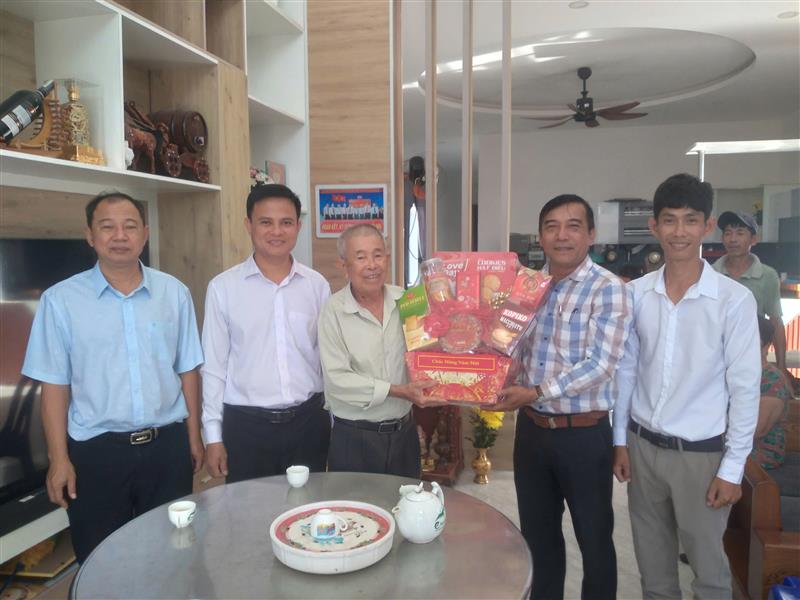 Đ/c Trần Việt Hoan - UVBTV Đảng ủy, Chủ tịch MTTQVN xã trao cho Đảng viên Đinh Văn Hà 56 tuổi đảng. Đ/c Trần Việt Hoan - UVBTV Đảng ủy, Chủ tịch MTTQVN xã trao cho Đảng viên Đinh Văn Hà 56 tuổi đảng.