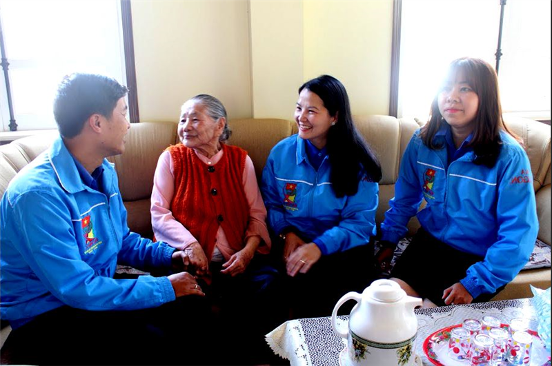 Tuổi trẻ Tỉnh đoàn Lâm Đồng thăm, tăng quà Mẹ Việt Nam anh hùng...PNG Tuổi trẻ Tỉnh đoàn Lâm Đồng thăm, tăng quà Mẹ Việt Nam anh hùng...PNG