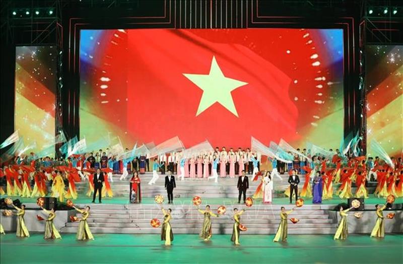 Chương trình nghệ thuật Khát vọng - Tỏa sáng chào mừng thành công Đại hội XIII của Đảng. Ảnh minh họa: TTXVN Chương trình nghệ thuật Khát vọng - Tỏa sáng chào mừng thành công Đại hội XIII của Đảng. Ảnh minh họa: TTXVN